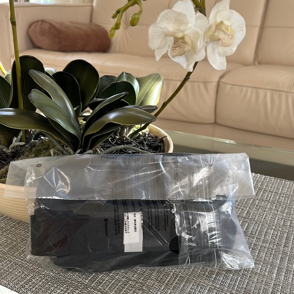 Lululemon Everywhere Belt Bag with Gold Logo - Picture 5 of 10